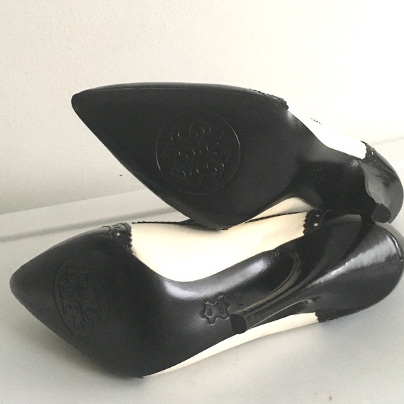 (SOLD) TORY BURCH Oxford Everly Spectator Pumps 7 - Picture 8 of 16